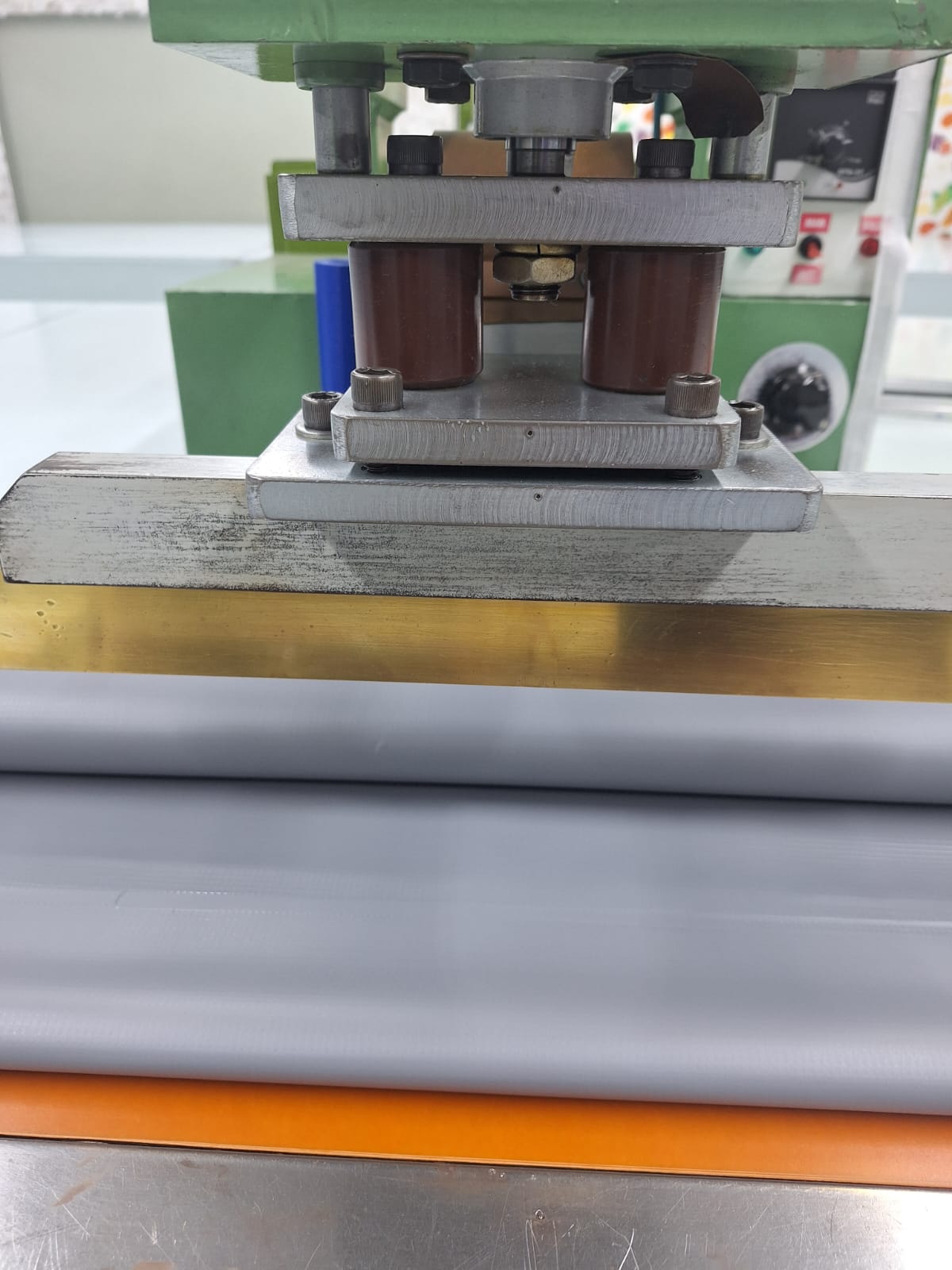 Máquina de solda eletrônica processando lona